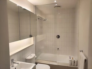 Sèche-cheveux, serviettes fournies, savon, shampoing