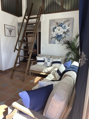 TV connectée, cheminée, table de tennis de table