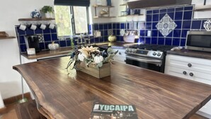 Una cocina con encimera de madera, un centro de mesa decorativo y una revista titulada 'Your Yucaipa'.