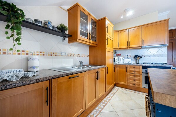 冷蔵庫、電子レンジ、オーブン、コンロ