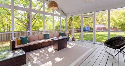 Dwntown Westfield Gem: Sleeps 17 with 6-Car Parking