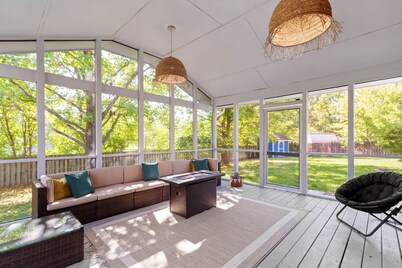 Dwntown Westfield Gem: Sleeps 17 with 6-Car Parking