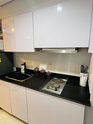 Frigorífico, microondas, hervidor eléctrico y mesa de comedor