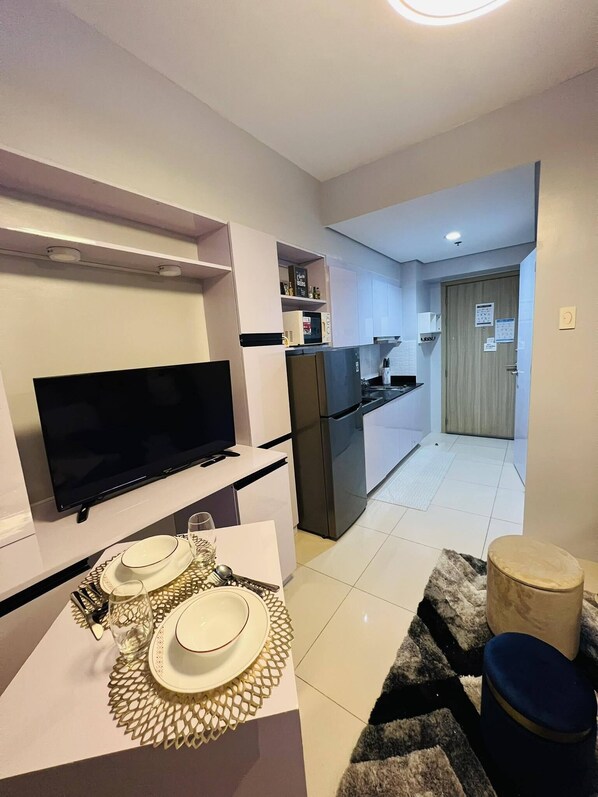 Kjøleskap, mikrobølgeovn, vannkoker og spisebord