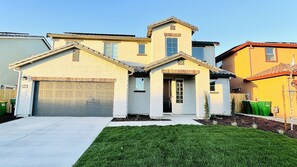 Exterior - Spacious 4-Bed, 2.5 Bath New House - Sleeps 11, Minutes from Shopping Market (Lodi)