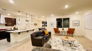 Living area - Spacious 4-Bed, 2.5 Bath New House - Sleeps 11, Minutes from Shopping Market (Lodi)