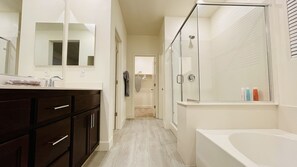 Haartrockner, Handtücher, Seife, Toilettenpapier