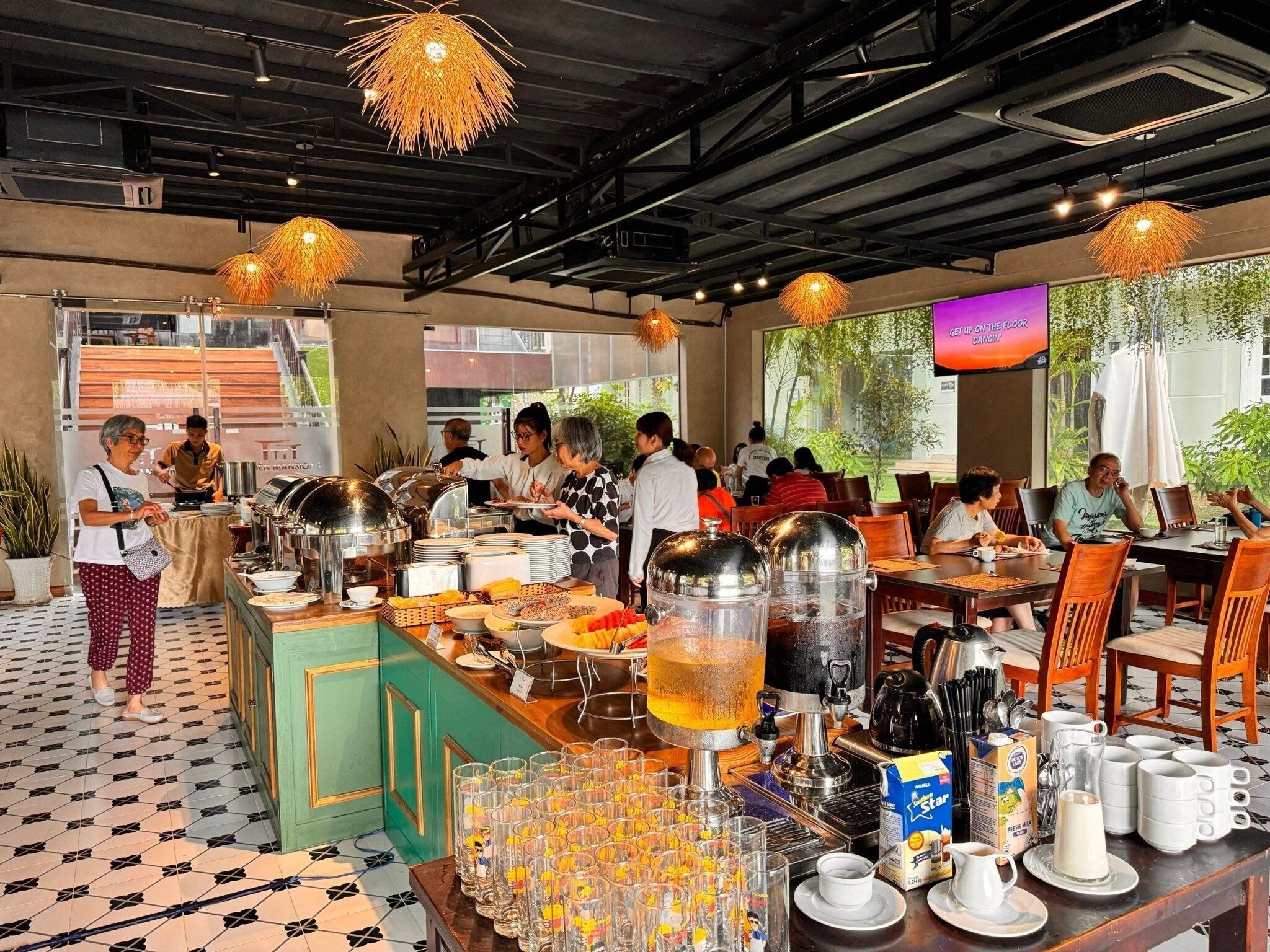 Frokost med lokale retter er inkludert hver dag