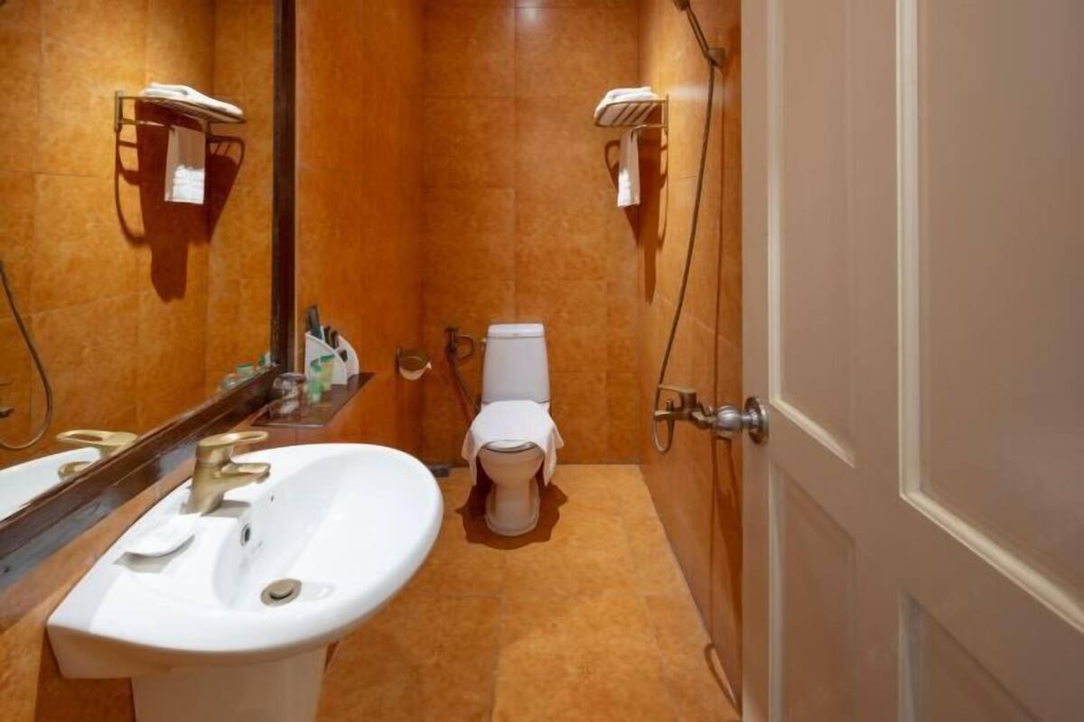 Badkamer | Een aparte badkuip en douche, gratis toiletartikelen, een haardroger