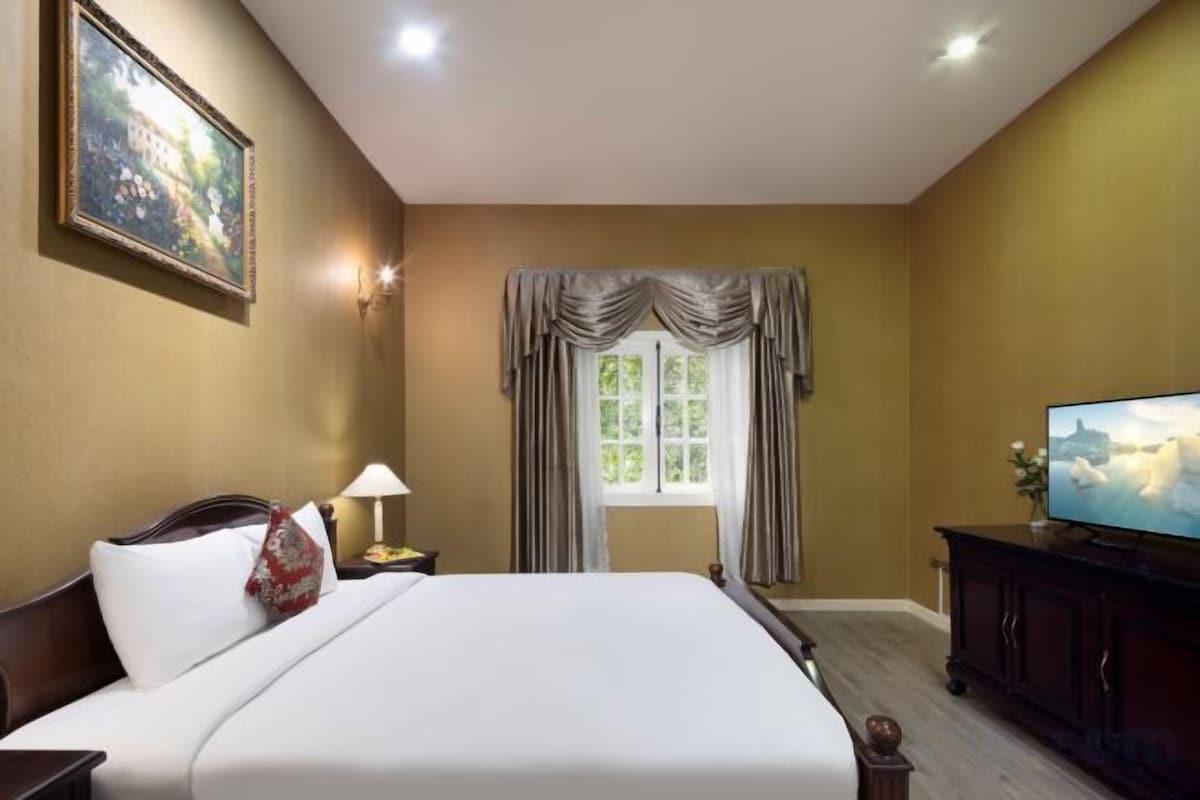 Frigobar, quartos à prova de som, Wi-Fi de cortesia, roupa de cama