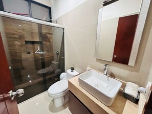 Sèche-cheveux, serviettes fournies