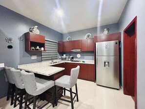 Refrigerador, horno, parrilla de estufa y cafetera y tetera 