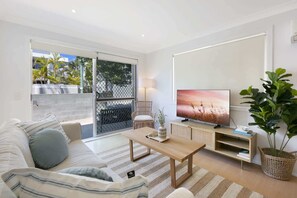 TV - Ground Floor 2-Bed Mermaid Beach Pad with Parking (Mermaid Beach)