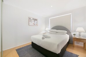 2 bedrooms, iron/ironing board, WiFi, bed sheets - Ground Floor 2-Bed Mermaid Beach Pad with Parking (Mermaid Beach)