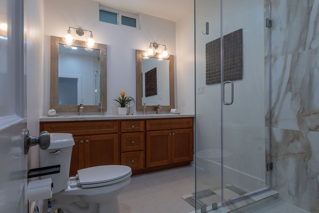 Regadera, amenidades de baño ecológicas, secadora de cabello, toallas 
