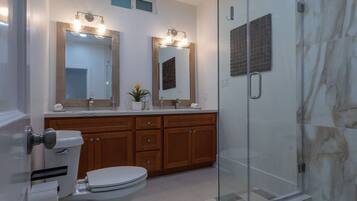 Regadera, amenidades de baño ecológicas, secadora de cabello, toallas