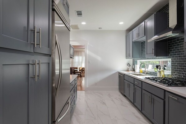 Fridge, microwave, oven, stovetop - 💎 The Ares! A Luxury! 💎 Montrose Bunker! 2BR+3 ⭐️⭐️⭐️⭐️⭐️ (Houston)