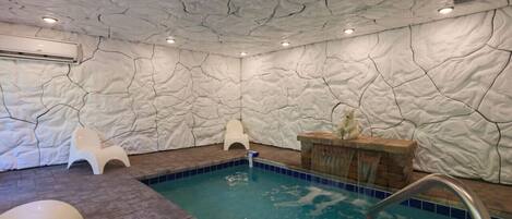 Een binnenzwembad, een verwarmd zwembad