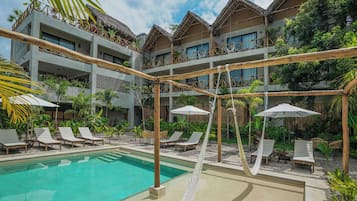 Sách, màn hình máy tính