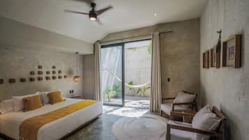 Une chambre avec un lit, une chaise, un hamac et une vue sur l’extérieur.