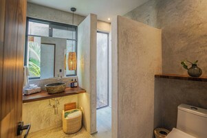 Habitación Gallery 1 | Bathroom | Shower, rainfall showerhead, eco-friendly toiletries, hair dryer