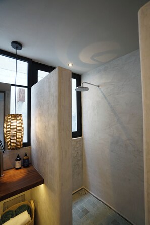 Habitació Deluxe | Bany | Dutxa i capçal de dutxa tipus cascada 