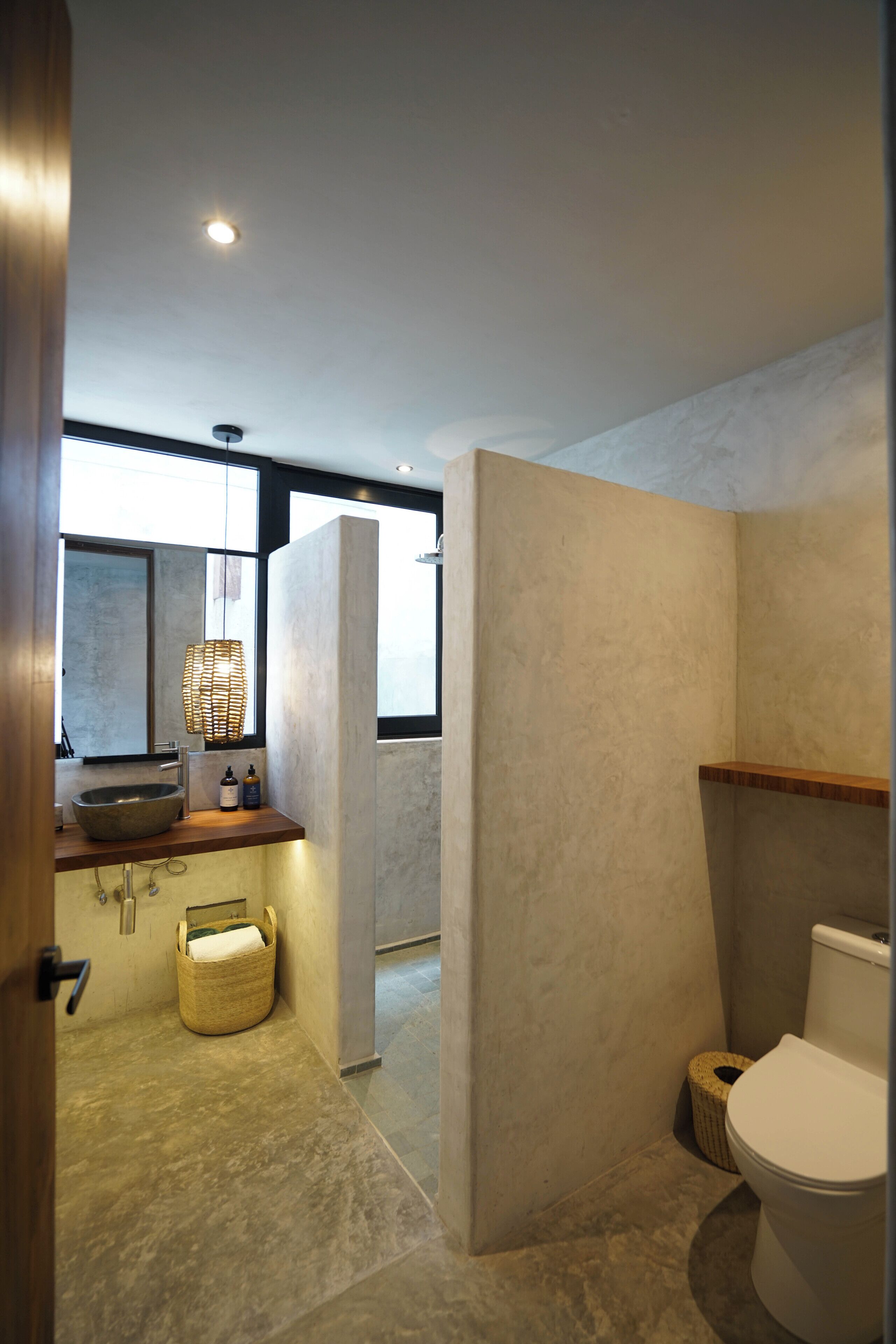 Une salle de bain moderne avec un grand lavabo, des toilettes et un espace douche.