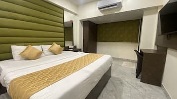 Quarto casal luxo | Escrivaninha, espaço de trabalho para notebook, Wi-Fi de cortesia