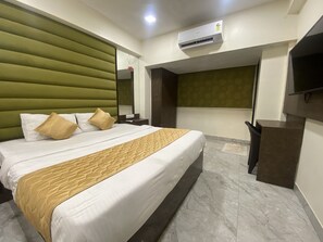 Deluxe Double Room | Desk, laptop workspace, free WiFi