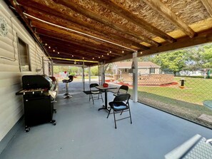Outdoor dining - The Jamestown Retreat (Jamestown)