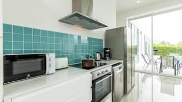 Deluxe Villa | Private kitchen | Cookware/dishes/utensils
