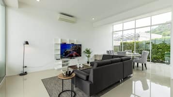 Deluxe Villa | Living area