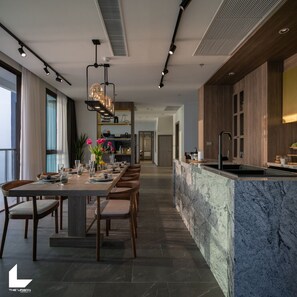 Premium appartement | Privékeuken | Een koelkast met diepvriezer, een microgolfoven