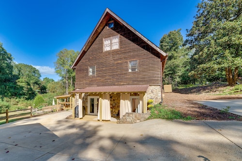 Cozy, Pet-Friendly Retreat in Hickory w/ Fire Pit!
