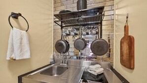 Cafeteira/chaleira, geladeira, micro-ondas, cooktop