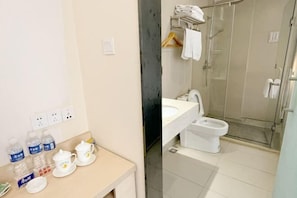 A bathroom with a toilet, sink, and shower area. - Yiru Express Apartment Hotel（Shantou's long corridor on the seaside) (Shantou)