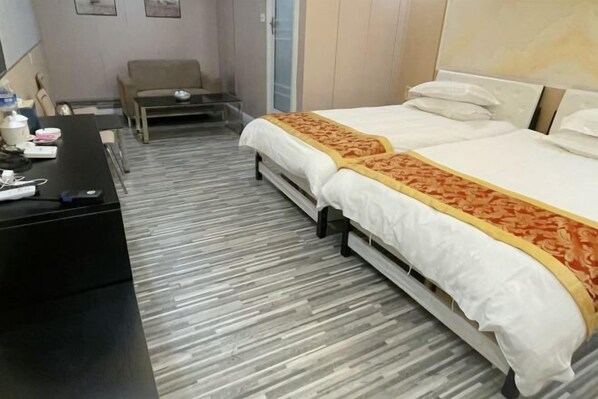 A hotel room with a bed, a desk, and a chair. - Yiru Express Apartment Hotel(Shantou's long corridor on the seaside) (Shantou)