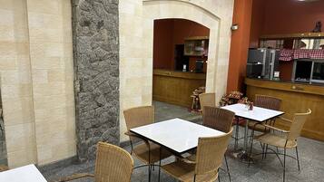 Ilmainen päivittäinen tilauksen mukaan valmistettu aamiainen