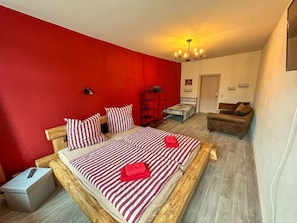 2 bedrooms, desk, WiFi