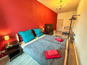 2 bedrooms, desk, WiFi