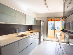 Kühlschrank, Mikrowelle, Ofen, Geschirrspüler