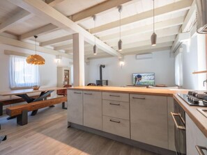 Kjøleskap, mikrobølgeovn, ovn og oppvaskmaskin