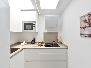 Kühlschrank, Mikrowelle, Kochgeschirr/Geschirr/Besteck