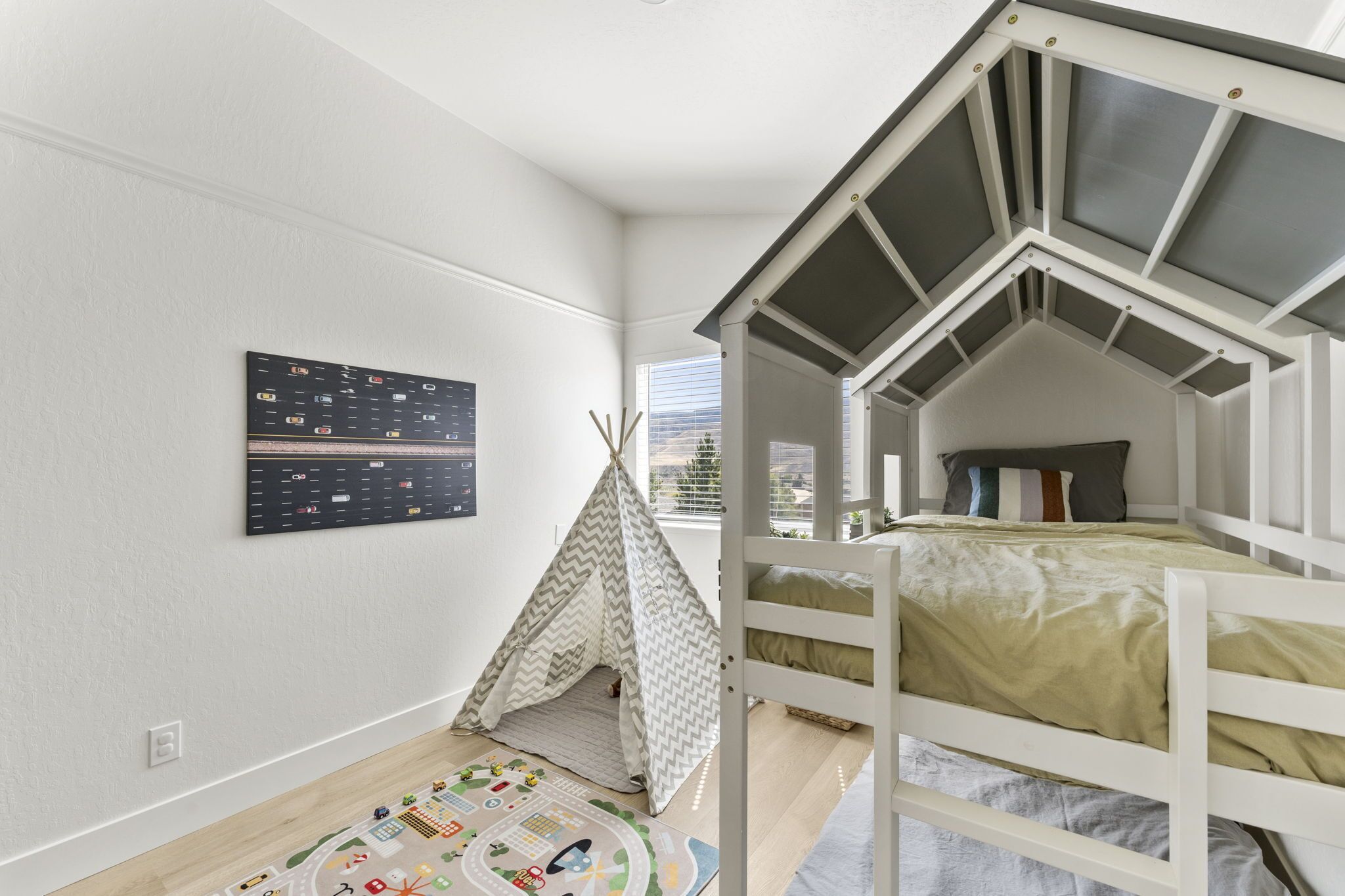 4 bedrooms, desk, iron/ironing board, free WiFi