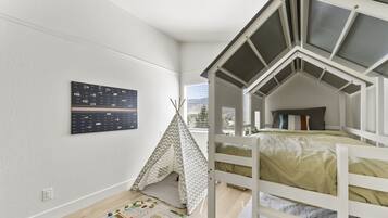 4 bedrooms, desk, iron/ironing board, free WiFi