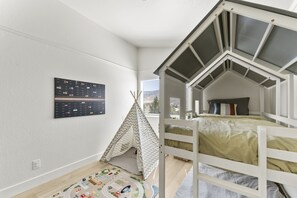 4 chambres, bureau, fer et planche à repasser, accès au Wi-Fi (inclus)