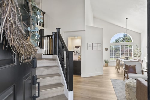 Family Friendly! The Peachtree House, Reno's Scandinavian Haven