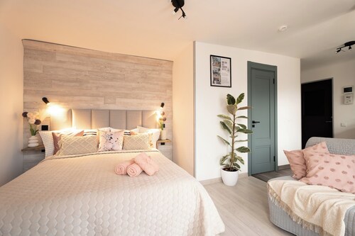 Lovely Studio with delicate touches to deliver the perfect Home Feeling 