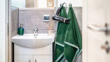 Suihku, hiustenkuivaaja, pyyhkeet, saippua