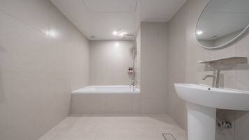 Standard | 浴室 | 吹风机、浴袍、拖鞋、毛巾